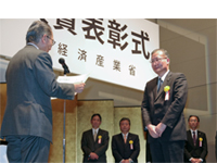 画像：賞状を授与される松浦本部長