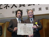 画像：松浦本部長（右）とリコーテクノロジーズ社員