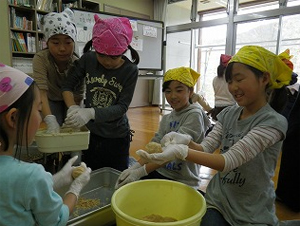 大豆、麹、塩を材料に味噌を作る塾生たち