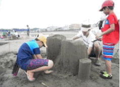画像：思い思いの砂のオブジェを作製